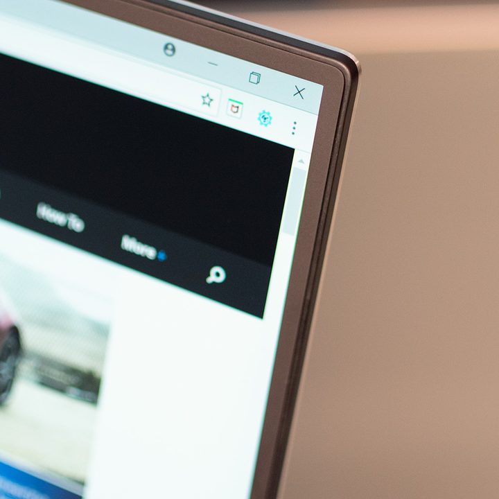 Dell XPS 15 9570 screen top right