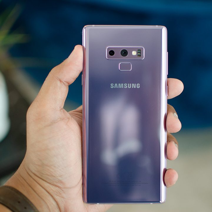 Galaxy Note 9 pink in hand