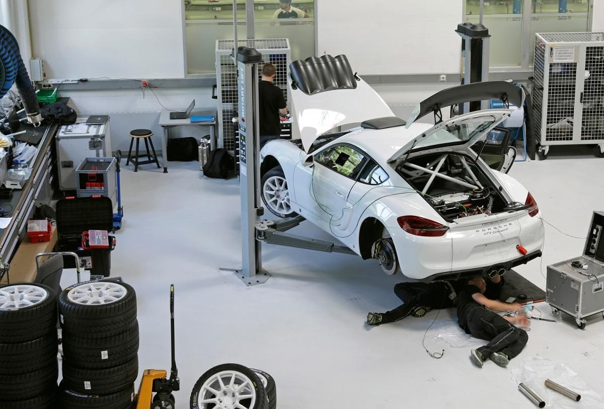 Porsche 718 Cayman GT4 rally car