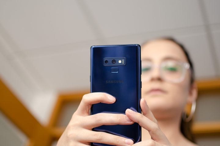 note 9 in hand