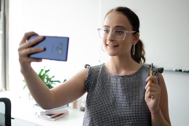 note 9 taking selfie