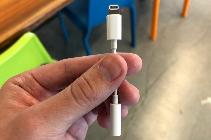 apple headphone dongle
