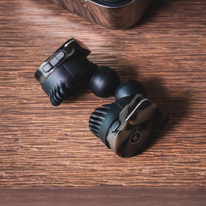 master and dynamic mw07 buds detail