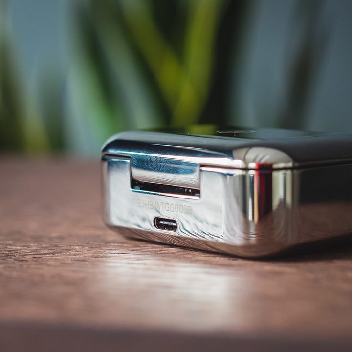 master and dynamic mw07 case charging port