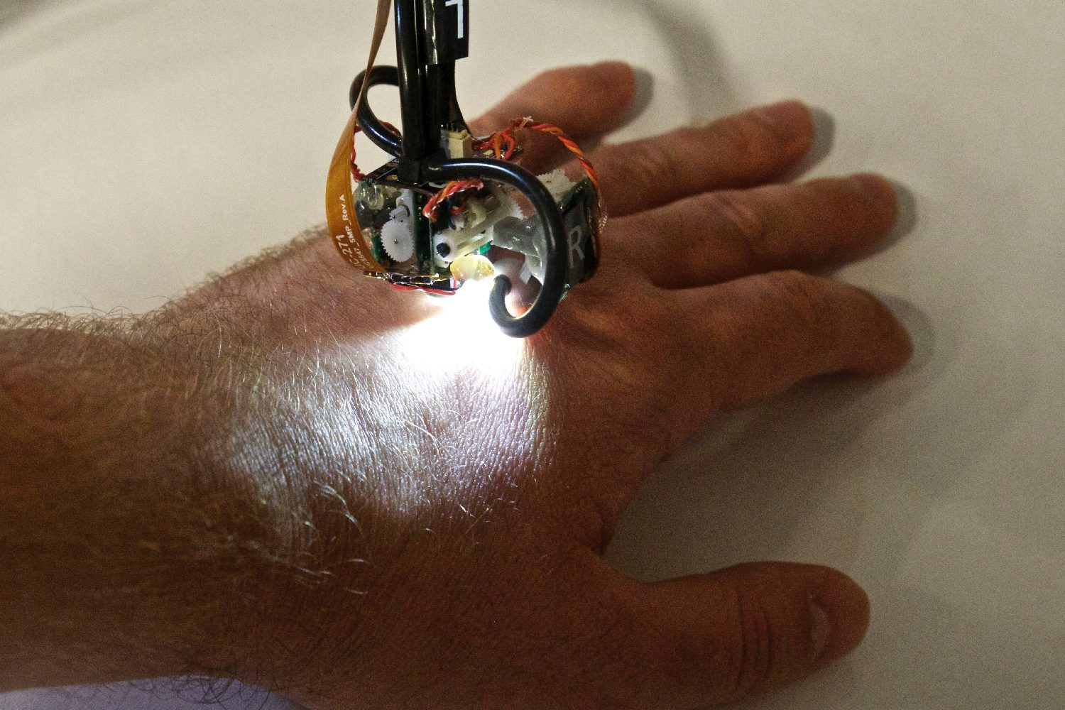 skinbot robot mit wearable camera led
