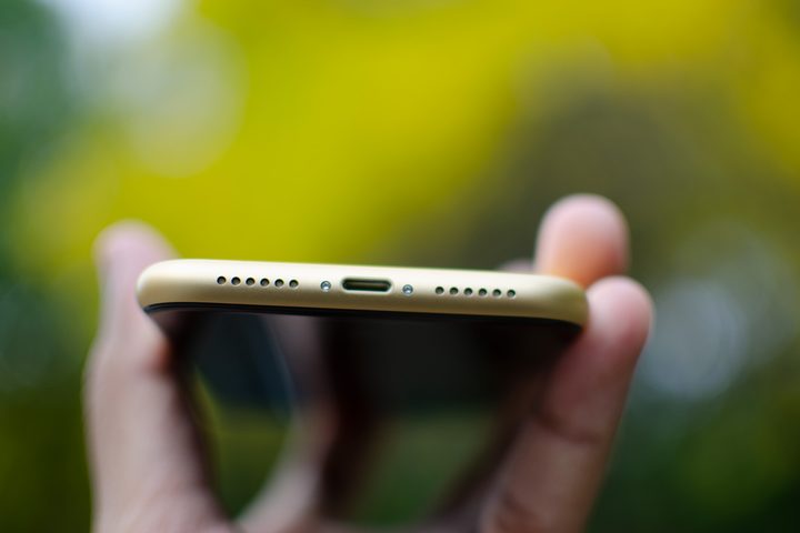 iphone xr lightning port