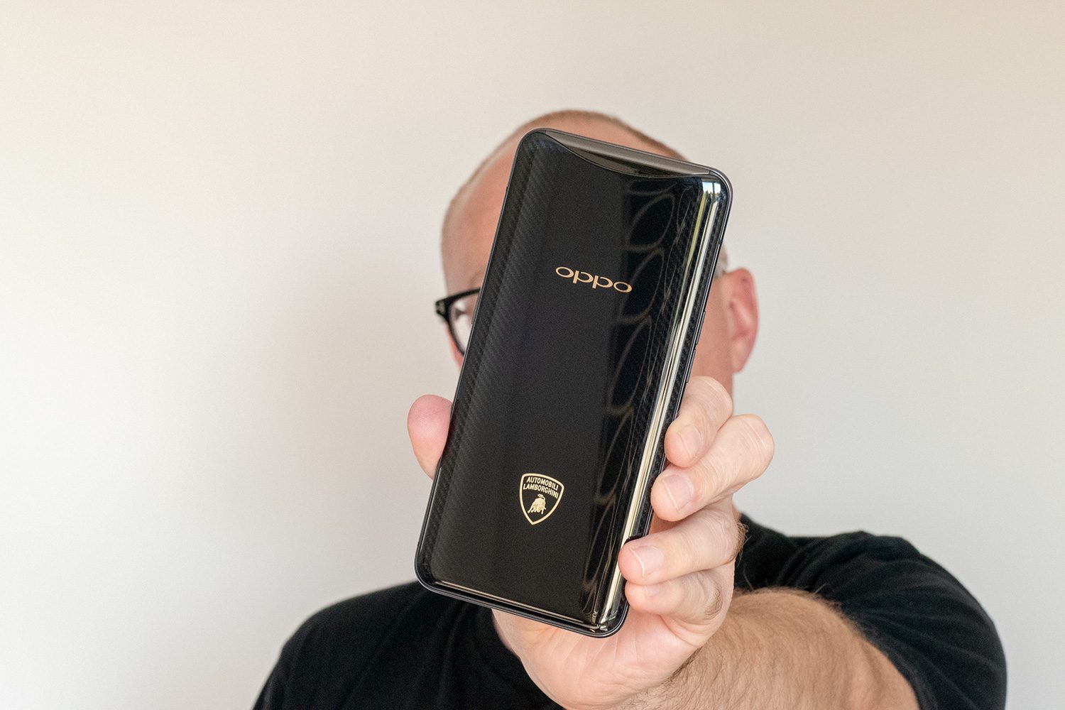oppo find x lamborghini in hand