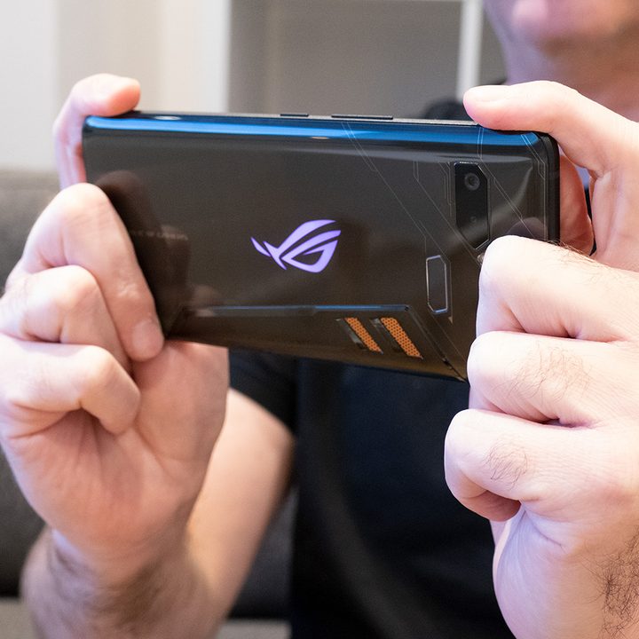 asus rog phone pointing camera
