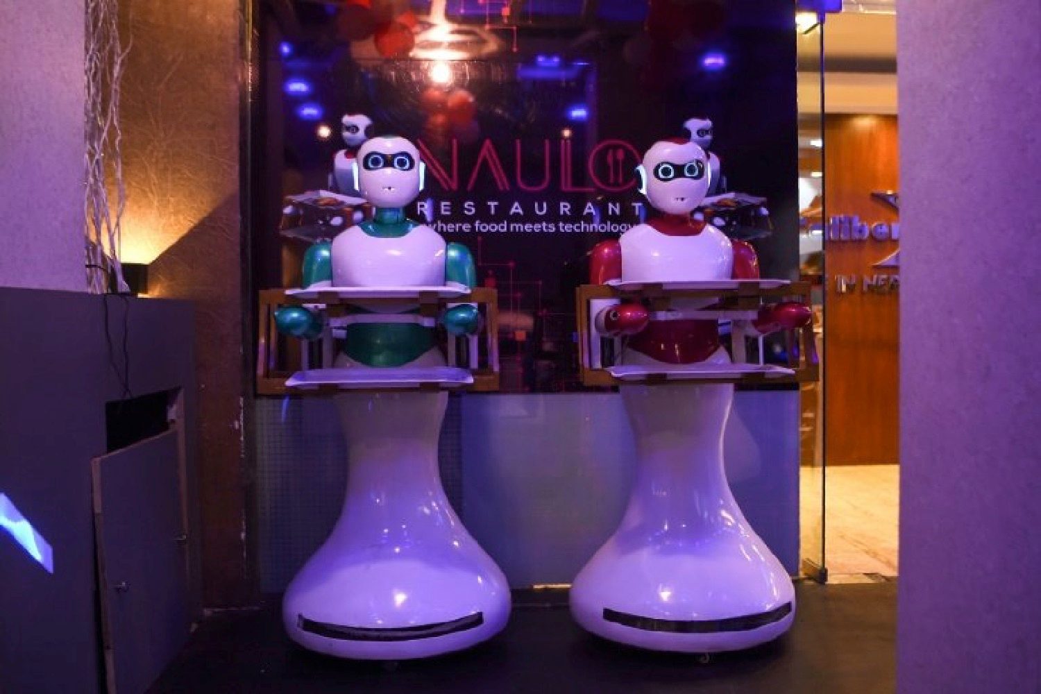 robot waiter ginger atpresentafe