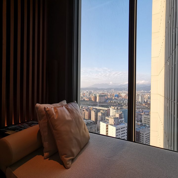 huawei mate 20 pro vs lg g7 asus rog phone camera shootout wide angle w hotel