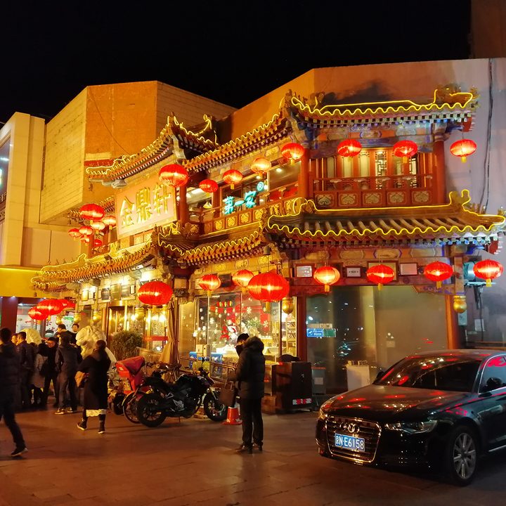 oneplus 6t honor 8x xiaomi mi 8 pro pocophone f1 camera shootout beijing restaurant