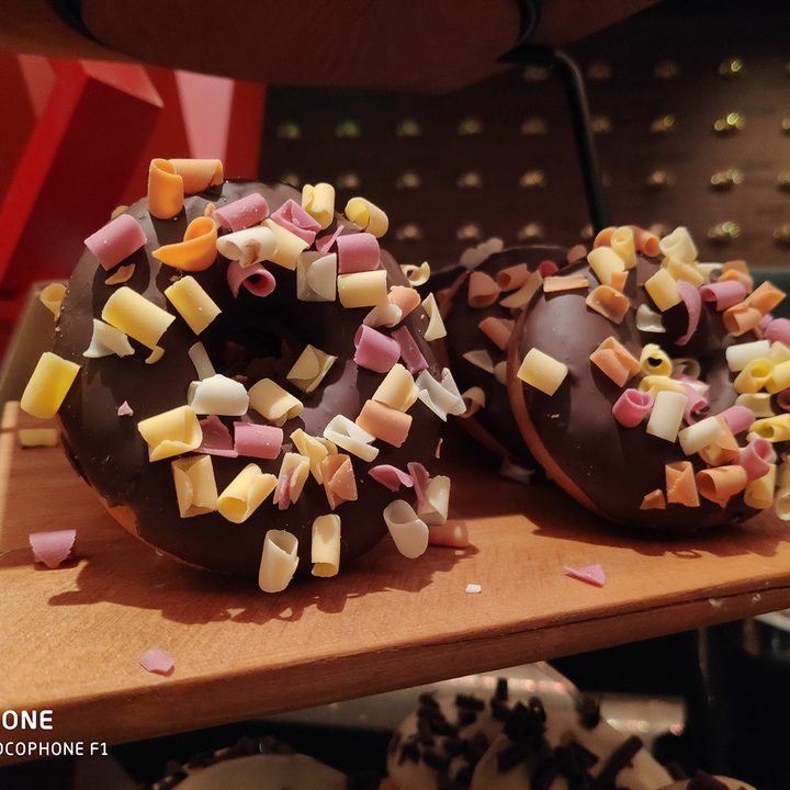oneplus 6t honor 8x xiaomi mi 8 pro pocophone f1 camera shootout donuts
