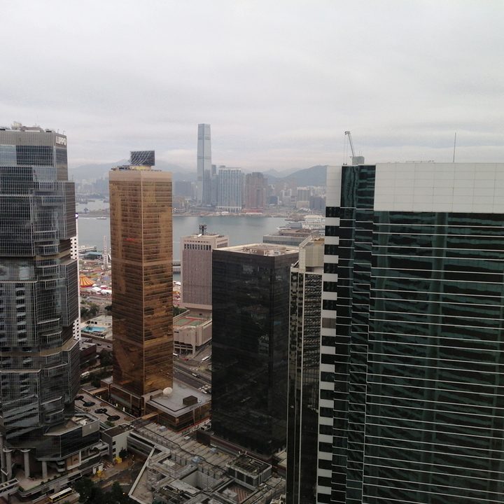 oneplus 6t honor 8x xiaomi mi 8 pro pocophone f1 camera shootout hong kong window