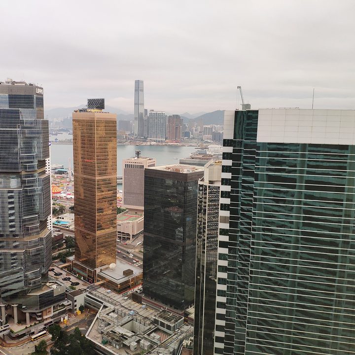 oneplus 6t honor 8x xiaomi mi 8 pro pocophone f1 camera shootout hong kong window