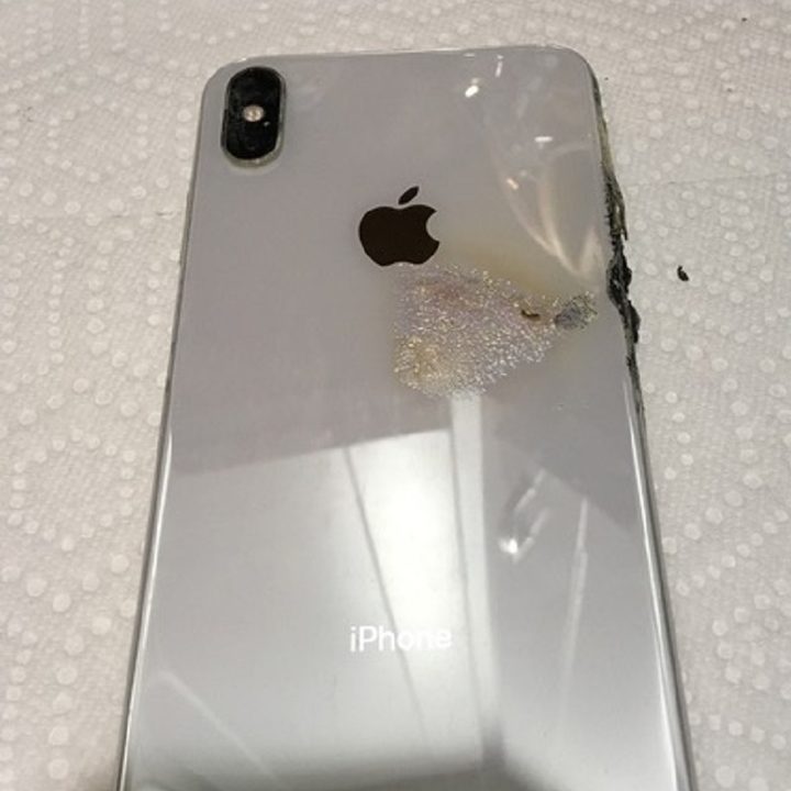iphone xs max catches fire emits smoke 1