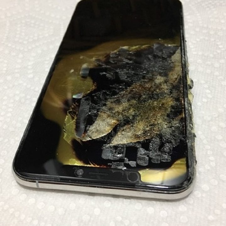 iphone xs max catches fire emits smoke 2