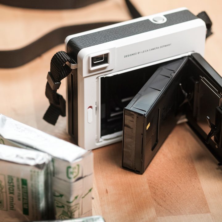 leica sofort first impressions camera loading film 15