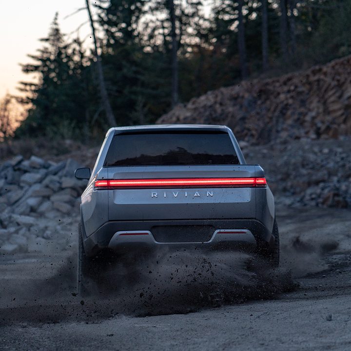 Rivian R1T in th esand