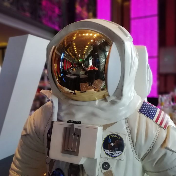 oneplus 6t honor 8x xiaomi mi 8 pro pocophone f1 camera shootout spacesuit bokeh