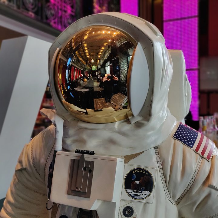 oneplus 6t honor 8x xiaomi mi 8 pro pocophone f1 camera shootout spacesuit bokeh