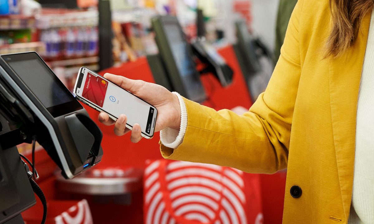 Women using Apple Pay.