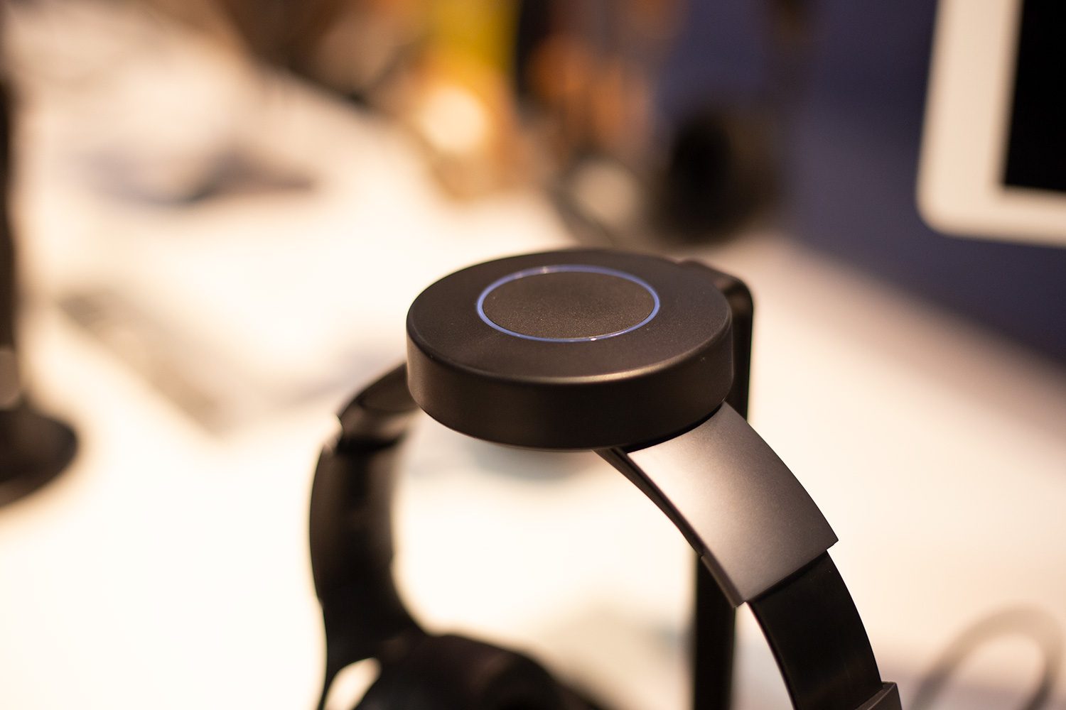 hivi aw 85 headphones wireless charger ces 2019 3