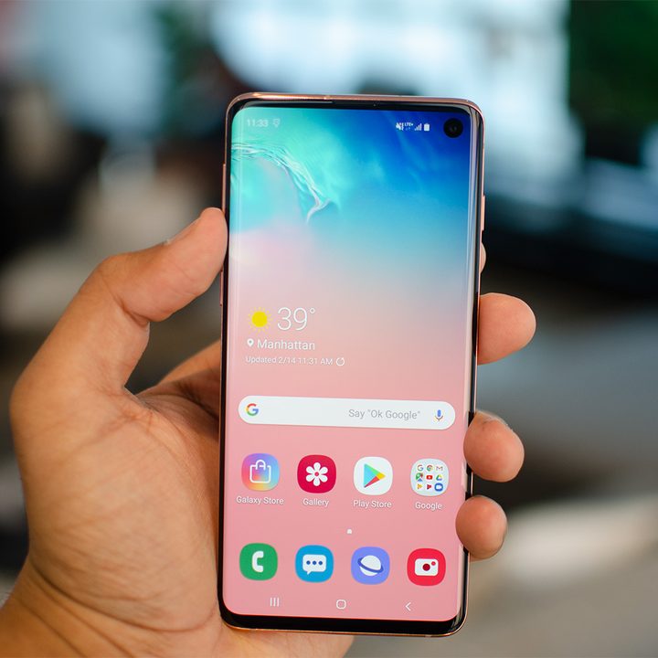 The Samsung Galaxy S10 in hand, showing the screen and apps.