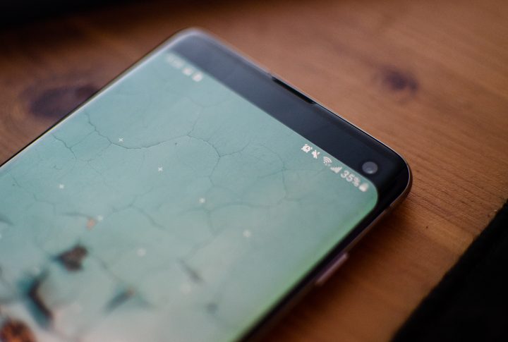 Galaxy S10 hole-punch camera