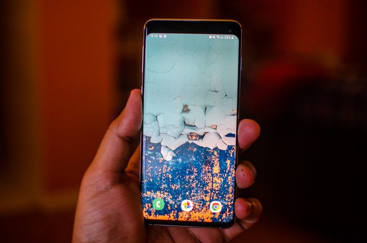 Galaxy S10 hole-punch camera