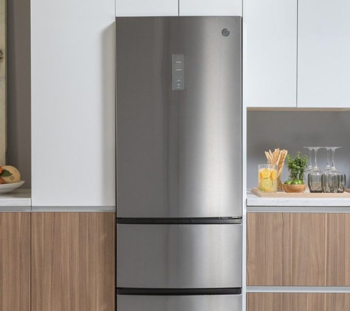 The GE GLE12HSPSS fridge in a kitchen.