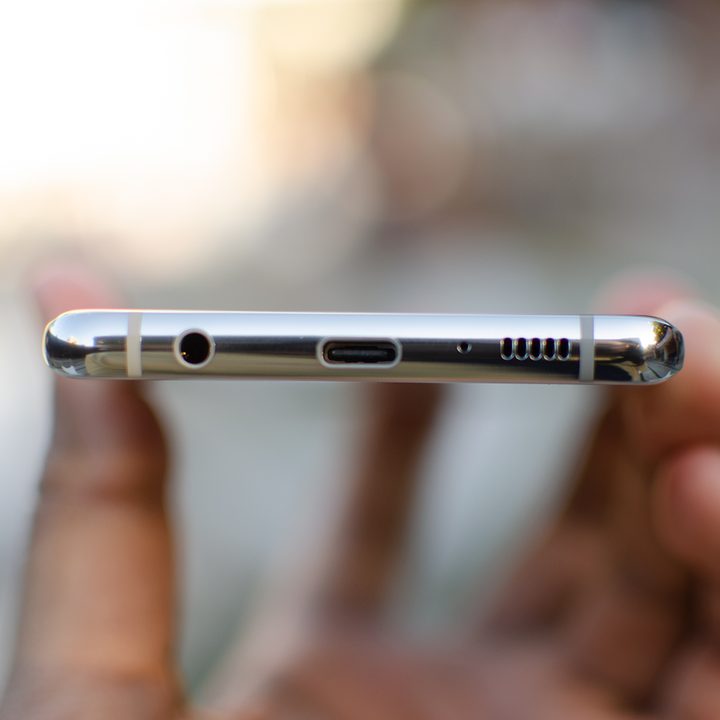 Inspecting the Samsung Galaxy S10 Plus port.