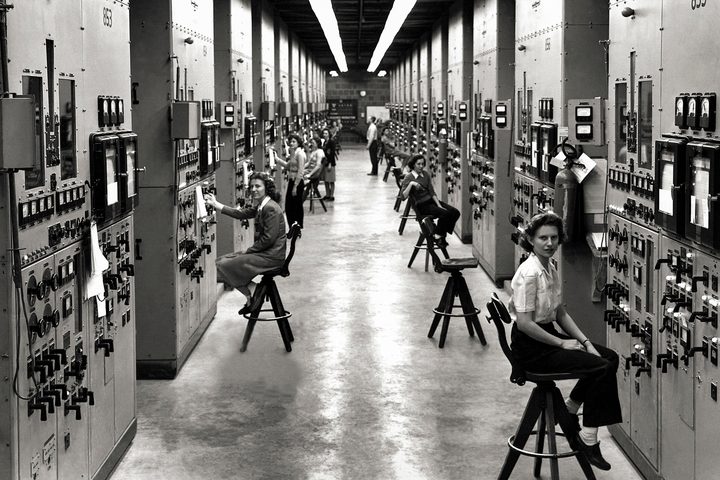 Calutron operators at the Y-12 Plant in Oak Ridge | Women of the Manhattan Project