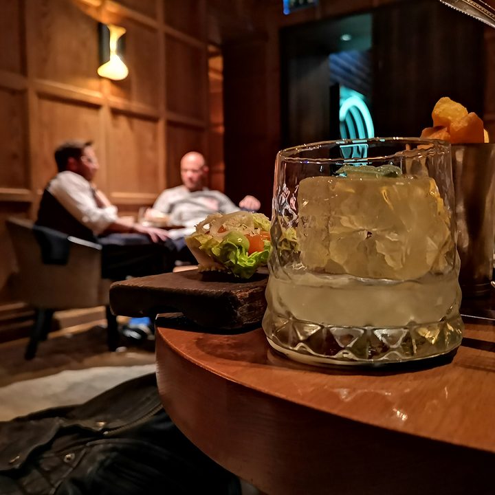 huawei p30 pro p20 mate 20 camera shootout cam comp drink