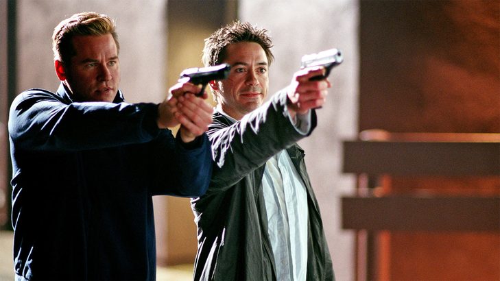 Two men pointing guns in the same direction in Kiss Kiss Bang Bang.