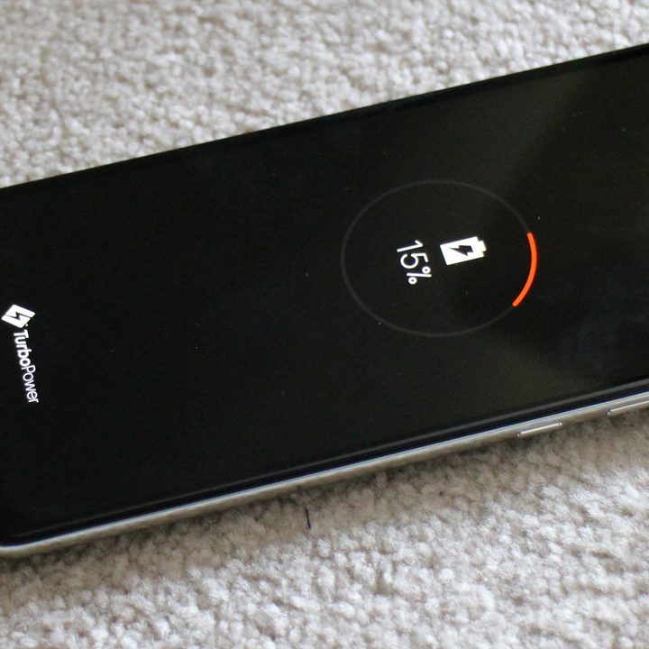 Charging a phone with Moto G7 TurboPower.