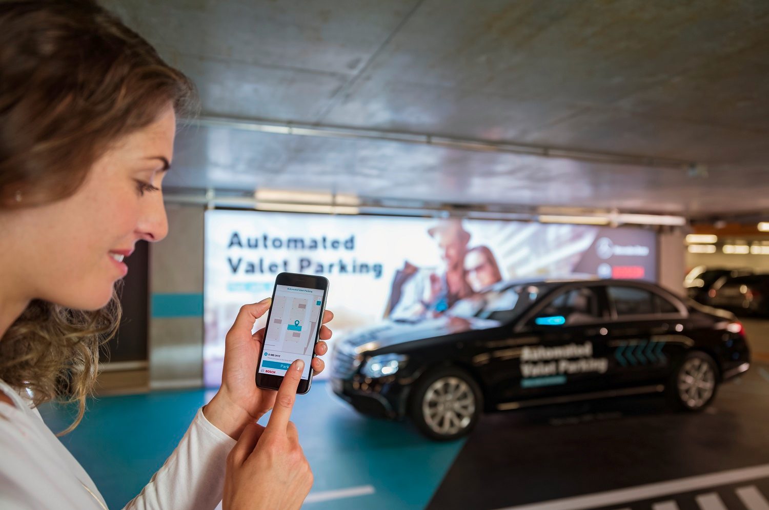 mercedes benz and bosch develop automated parking technology und daimler zeigen fahrerloses parken im realen verkehr  weltpre