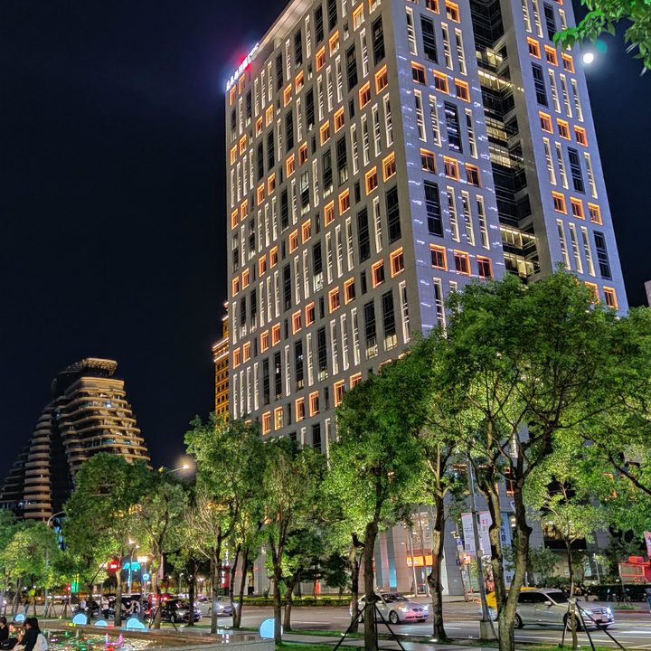 oneplus 7 pro review building night