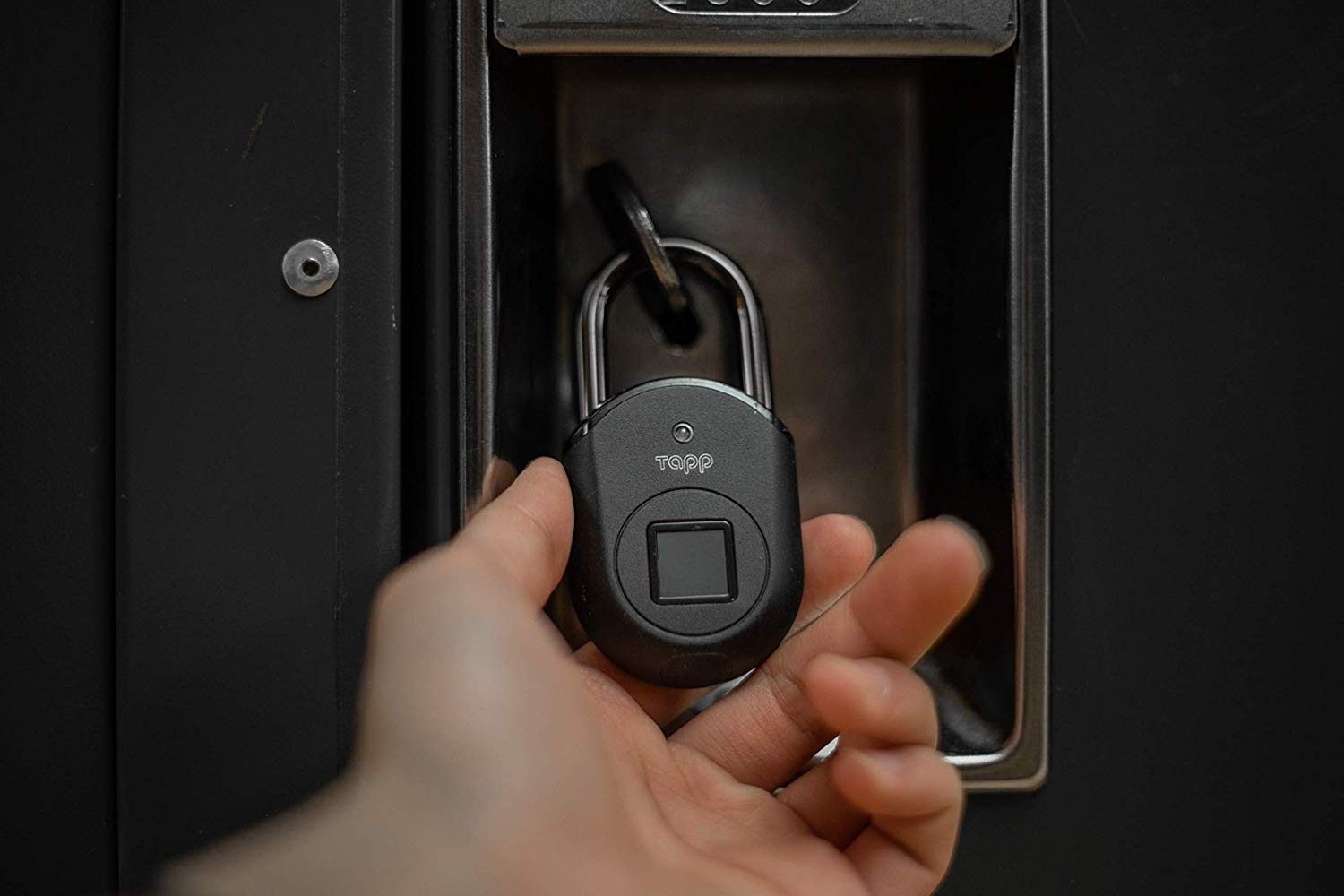 protect your stuff with a keyless fingerprint access tapplock lite padlock 04  1