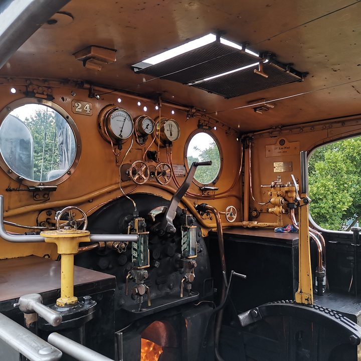 pixel 3a honor 20 xperia 10 plus motorola one vision camera shootout train cabin