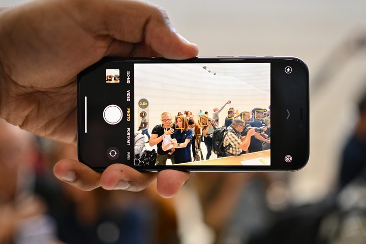 Apple iPhone-11 Pro-hands-on camera mode face recognition
