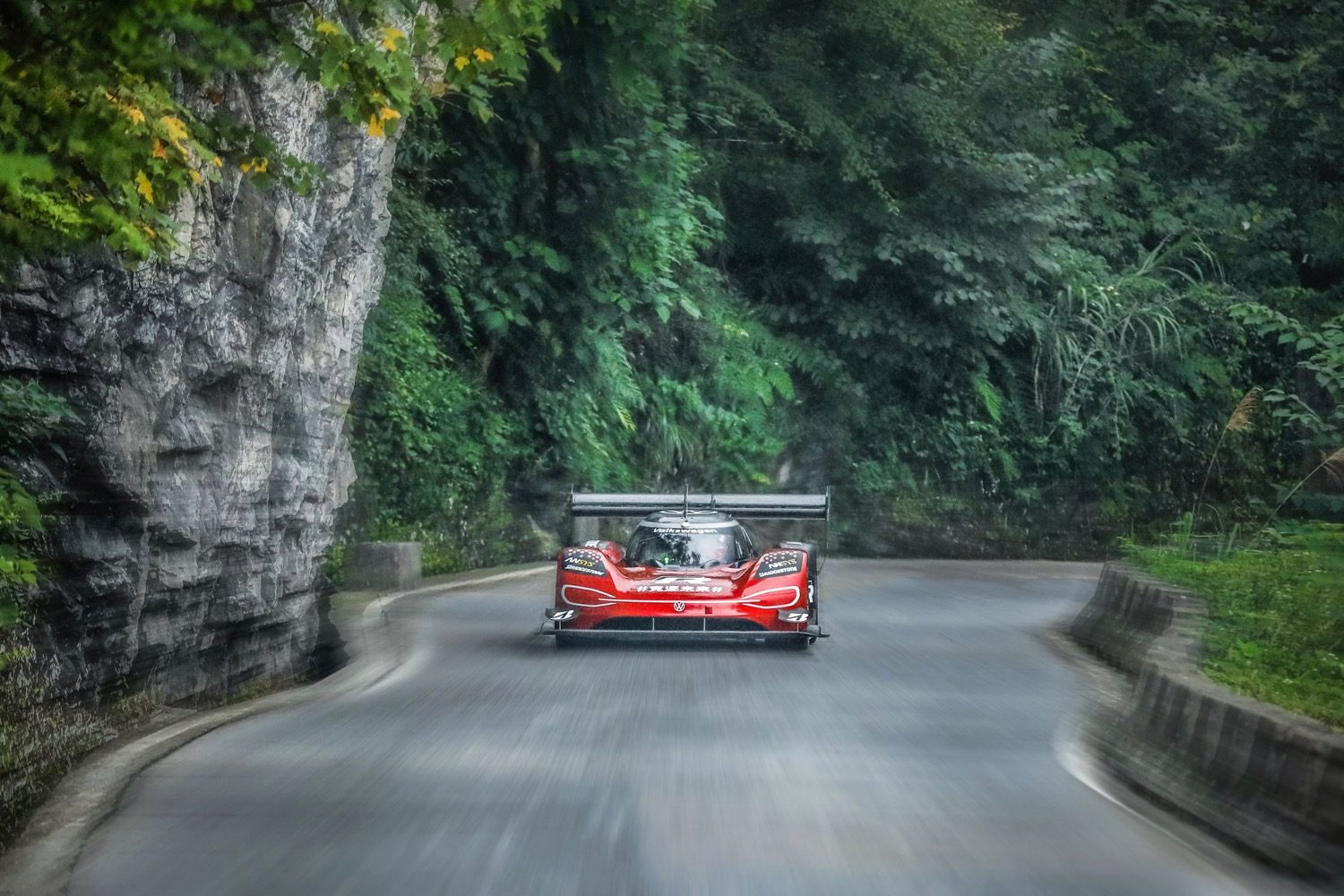 volkswagen id r electric car tianmen mountain china record attempt i d