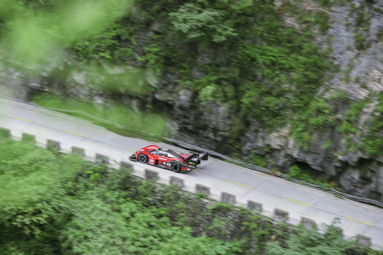 volkswagen id r electric car tianmen mountain china record attempt 2019 large 10123