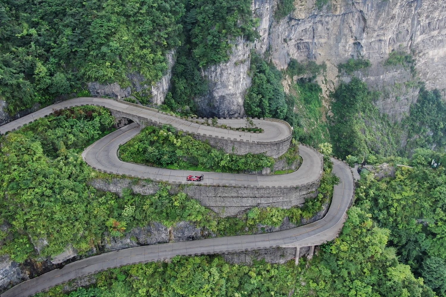 volkswagen id r electric car tianmen mountain china record attempt i d