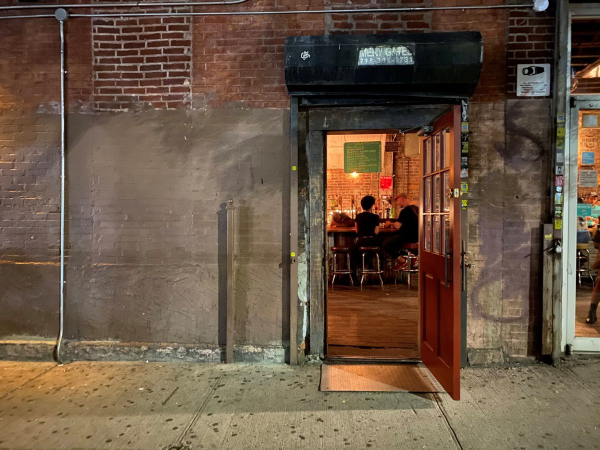 iPhone 11 Pro Max doorway