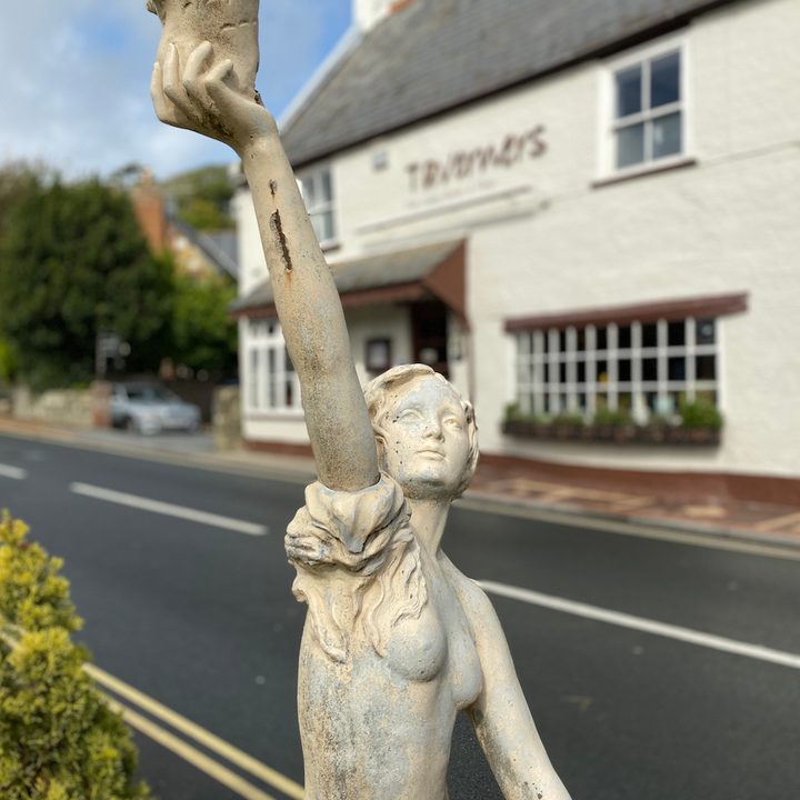 iphone 11 pro vs mate 30 camera shootout statue