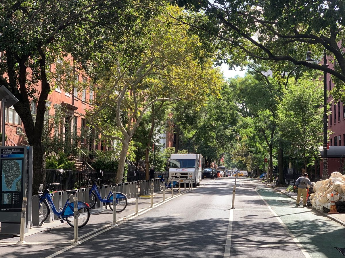iPhone XS Max telephoto street