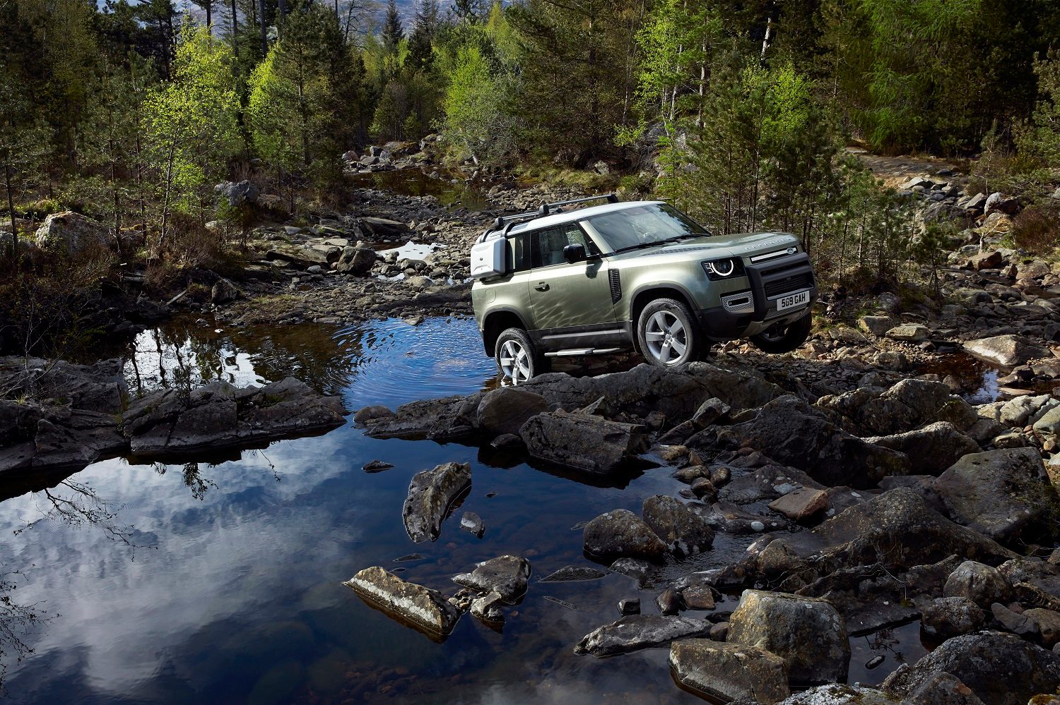2020 land rover defender boasts rugged style usable tech lr def 20my 90 dynamic 100919 05