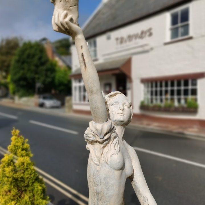 iphone 11 pro vs mate 30 camera shootout statue