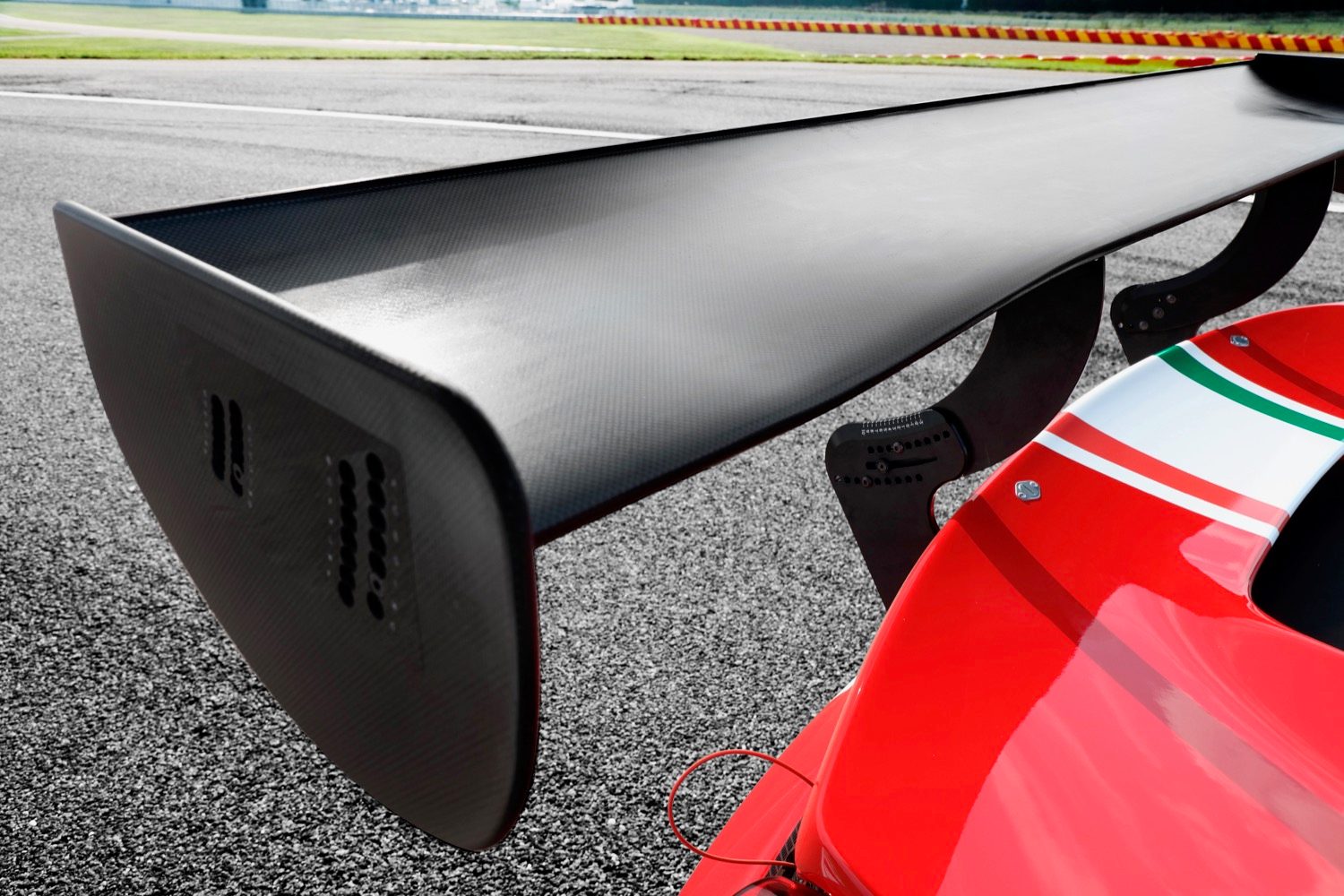 ferrari 488 gt3 evo race car photos and specs