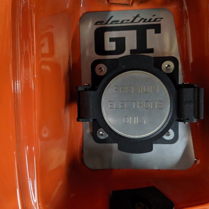 Electric GT Fiat 124 plug